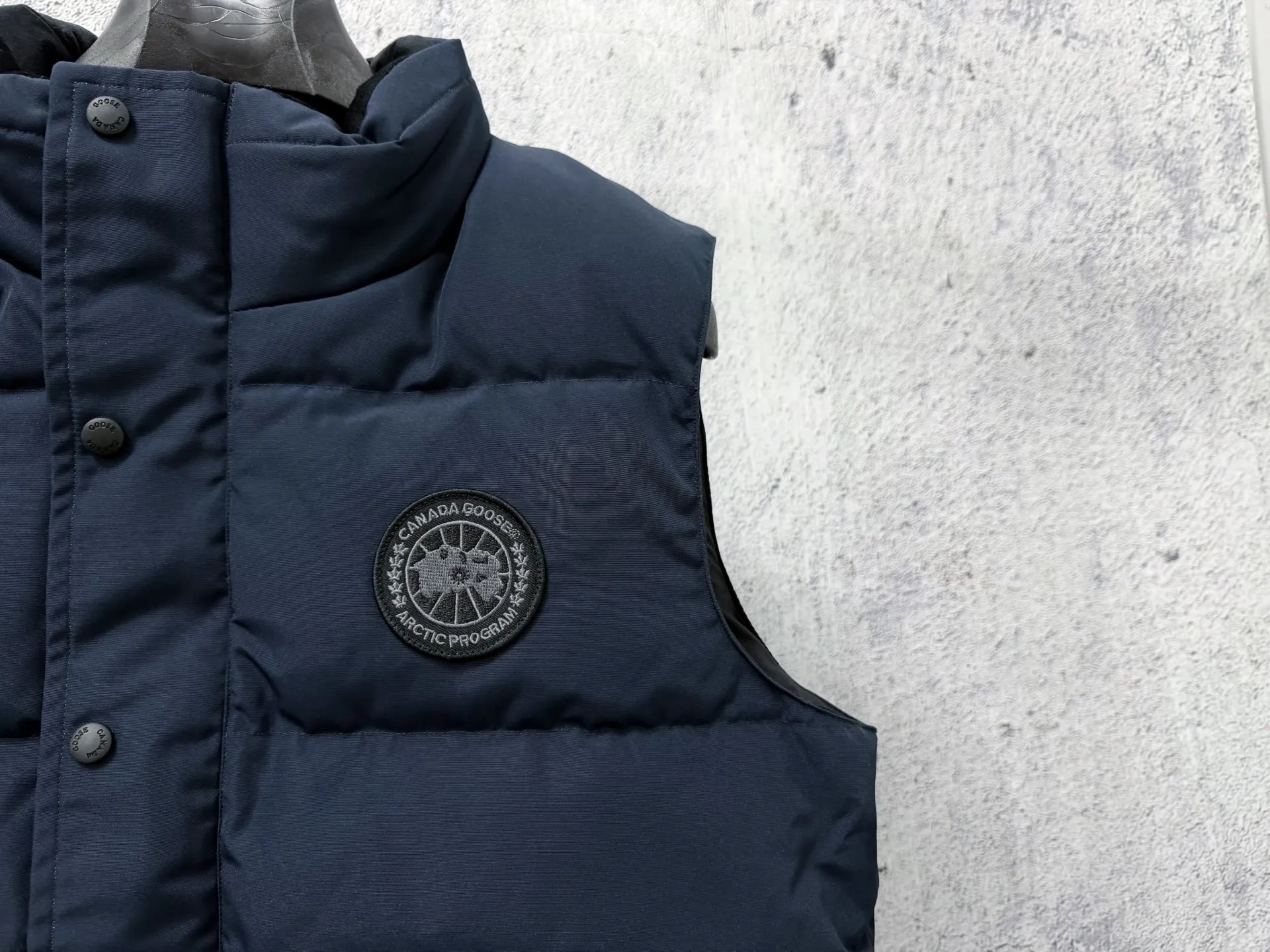 【Canada Goose】Canada Goose #Freestyle Crew 4154M Men’s and Women’s Vest Down# ➖ Imported Behringer embroidery machine and customized 10,000-needle embroidery logo! ➖ Imported 21-count polyester-cotton blended original fabric, using Feather-Light 10D waterproof coating fabric, made of 84.5% polyester fiber and 15.5% cotton, 100% the best feel in the entire network! ➖ The official website of Authentic synchronizes the national standard 80 white duck down, and will never mislead by false claims such as 90 down or goose down! ➖ 100% nylon nylon lining with double double-layer sealing design to prevent velvet from running away. Top-grade polar fleece is used in the collar and pockets to keep warm and comfortable! ➖ Yoshida YKK provides original custom-made electroplated sliders. YKK two-way lockable zippers are tight and smooth and will not peel off paint! ➖ 3M composite original Velcro is durable, and all accessories and hardware are disassembled and customized! ⛔No slander, no exaggeration, no need for too much copywriting, because it is focused, it is professional! SIZE: XS S M L XL XXL
